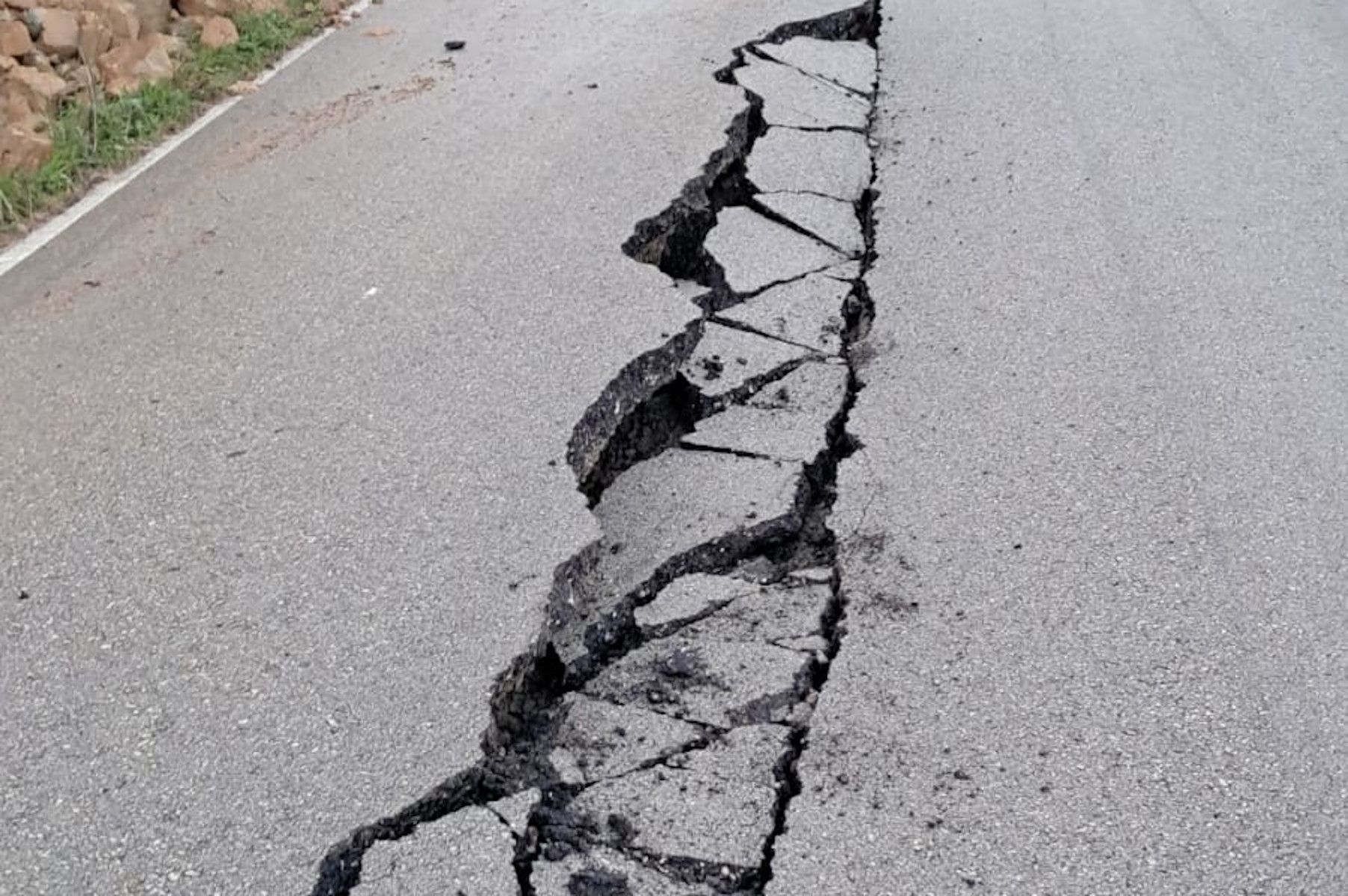 Estado de la carretera de Lora en Alcalá del Valle. Estado de la carretera de Lora en Alcalá del Valle.