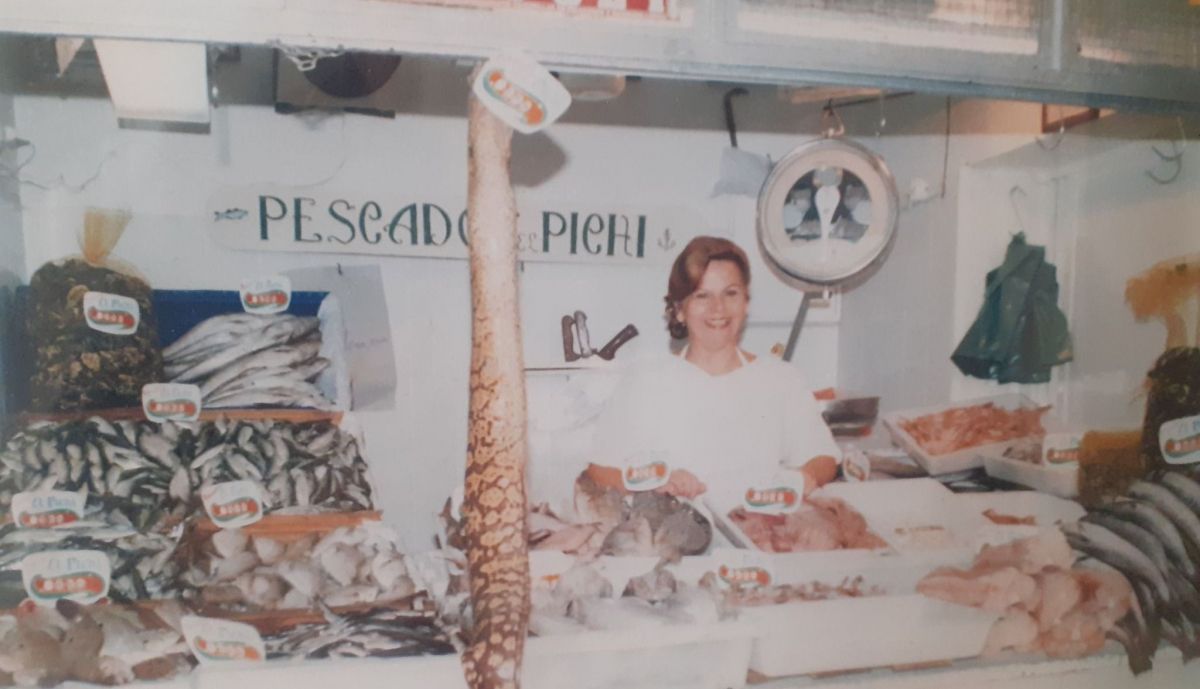 Mari en una de las pescaderías en las que ha trabajado.