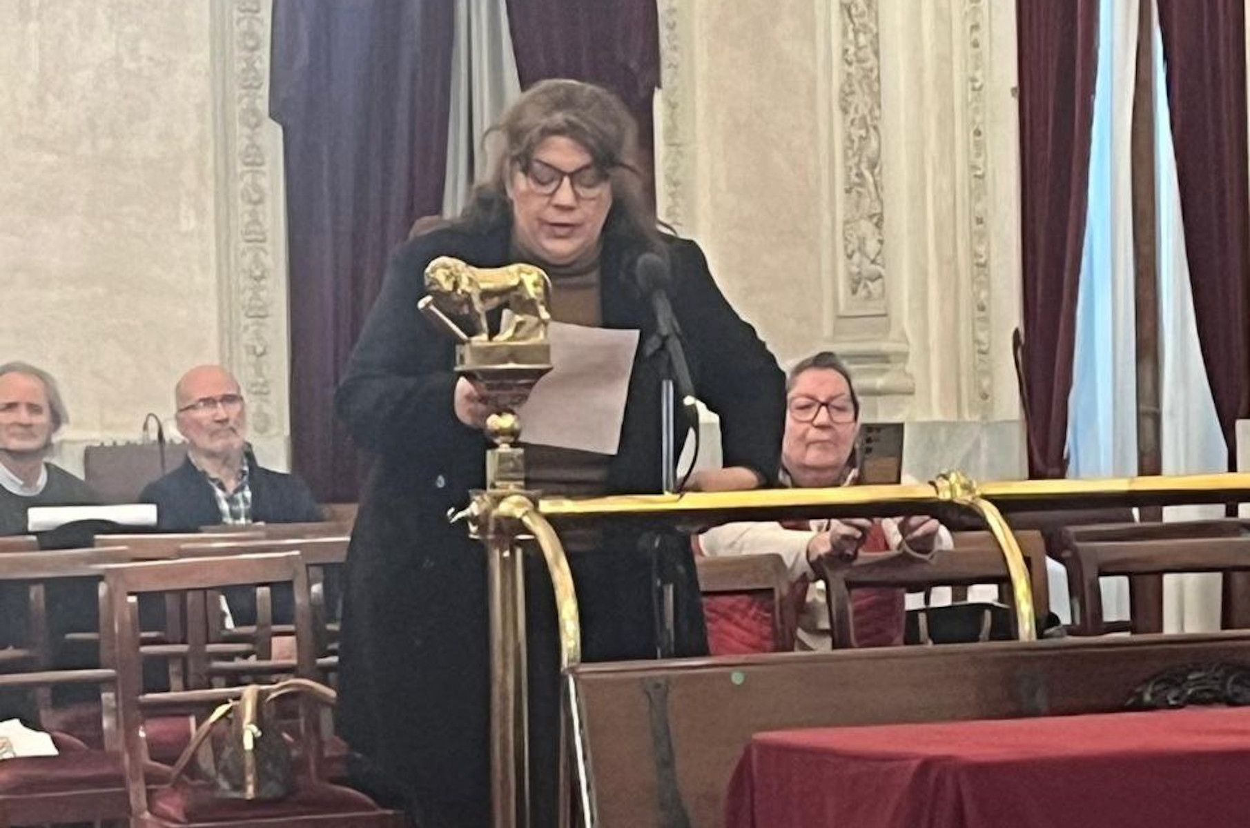 Las asociaciones de mujeres de Cádiz proponen institucionalizar el izado de la bandera feminista. Las asociaciones de mujeres de Cádiz proponen institucionalizar el izado de la bandera feminista.