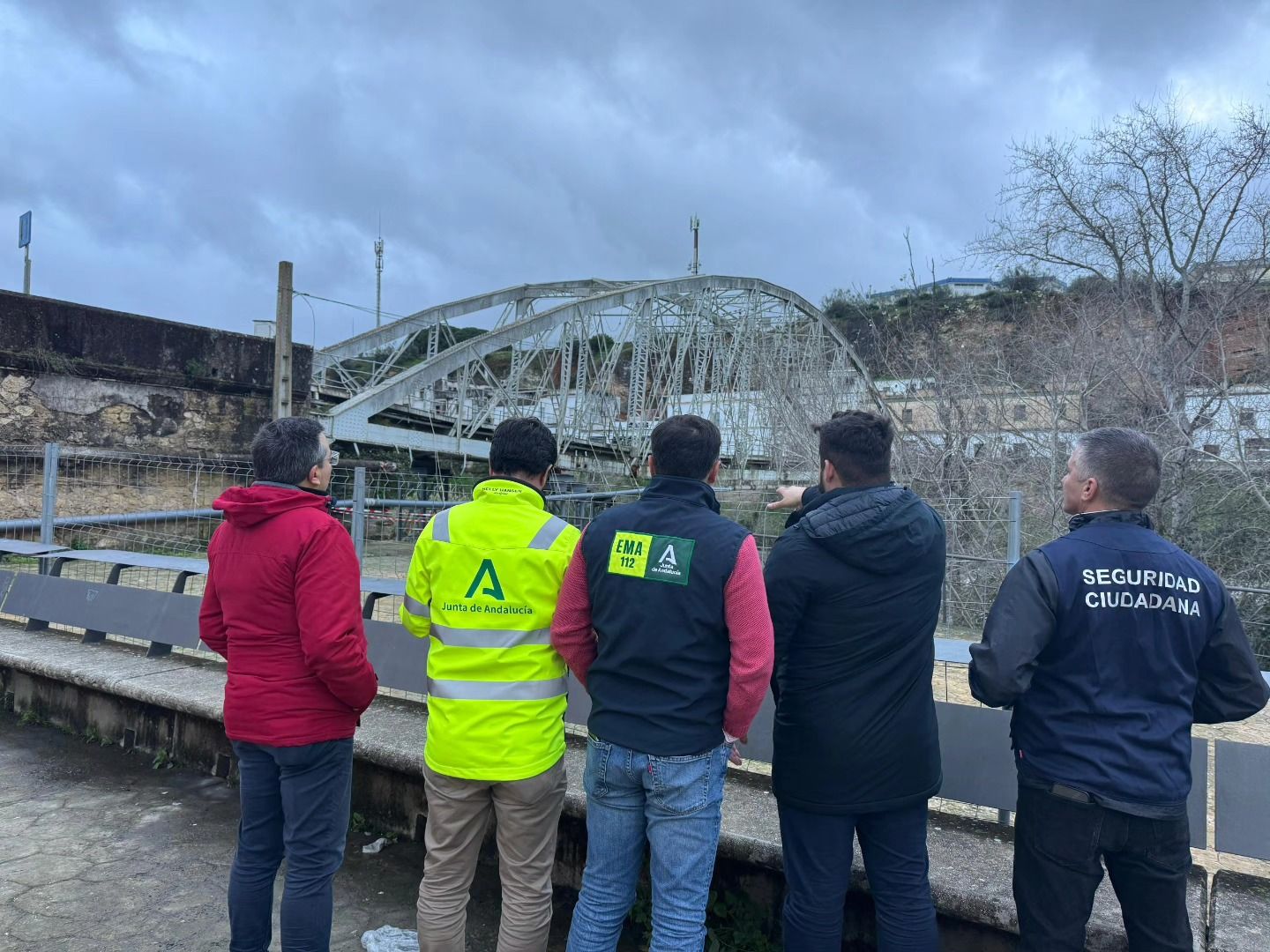 Trabajos en el puente de San Miguel en Arcos tras el paso de la borrasca 'Kristin'. Trabajos en el puente de San Miguel en Arcos tras el paso de la borrasca 'Kristin'.
