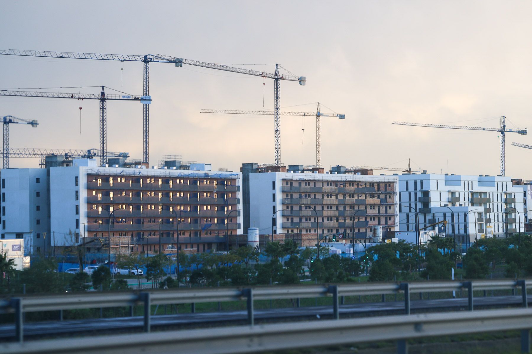 Obras de viviendas en Sevilla de nueva construcción, en una imagen de archivo. Obras de viviendas en Sevilla de nueva construcción, en una imagen de archivo.