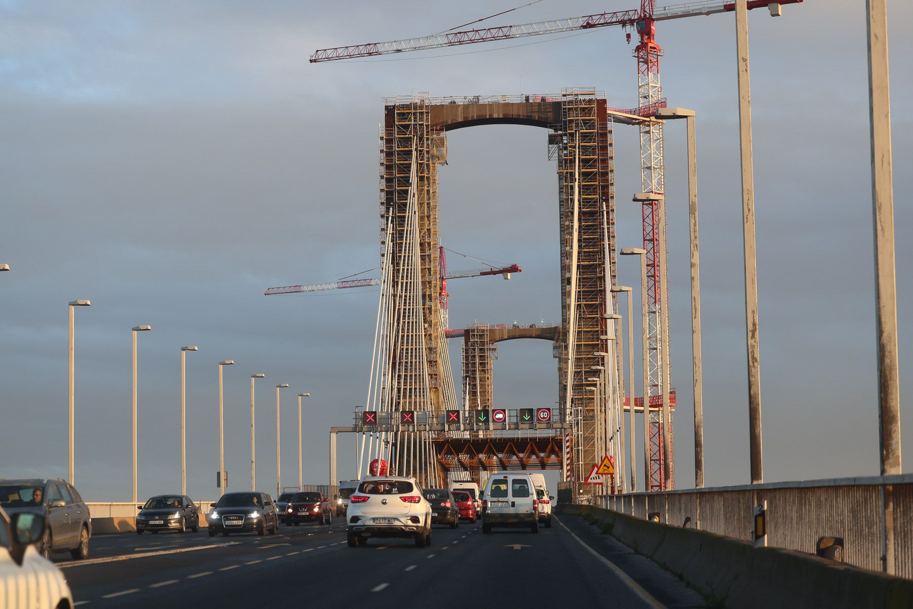Las obras en el Puente del Centenario de Sevilla llevan cuatro años y medio, el doble de lo previsto.