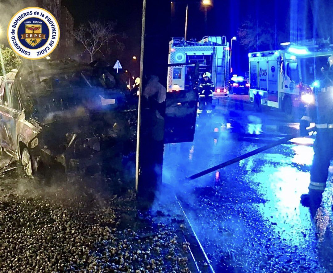 Estado del coche tras chocar con la columna.