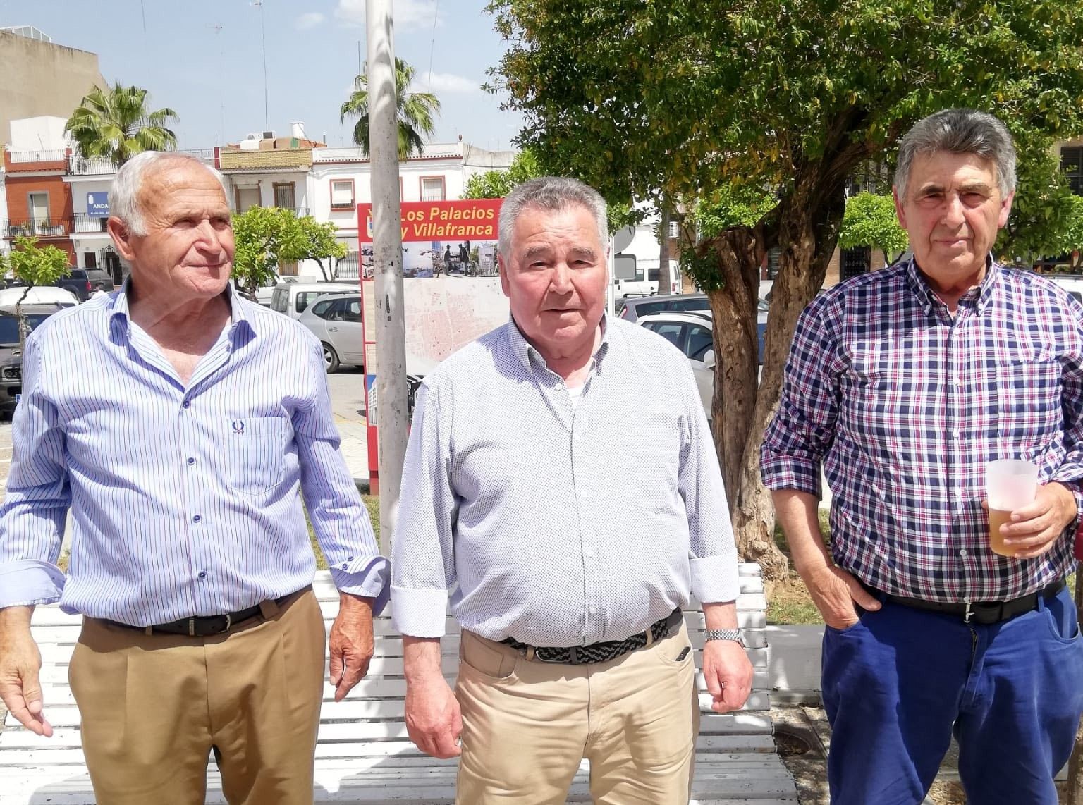 Máximo Luna, en el centro, junto al exalcalde de Los Palacios y Villafranca Juan Valle y otro camarada en un reciente Primero de Mayo.