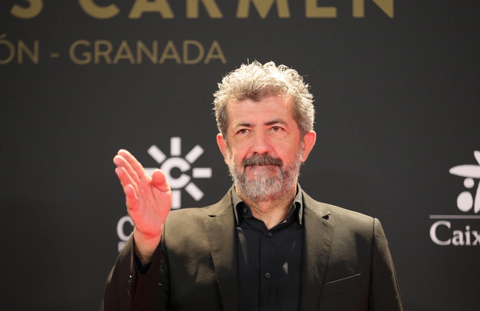 Alberto Rodríguez en la alfombra roja de los Premios Carmen.