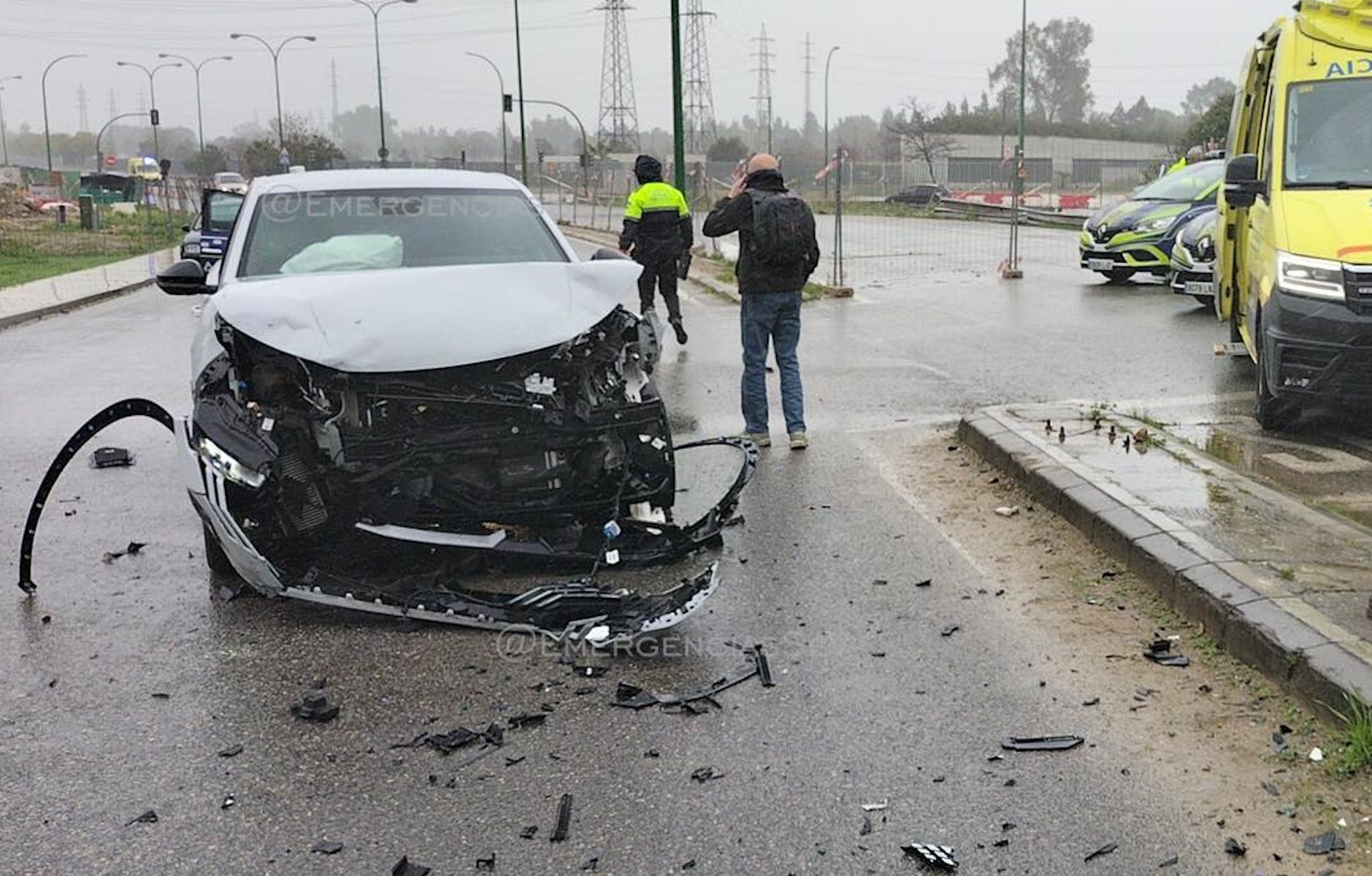 Estado en el que ha quedado uno de los coches implicados en el accidente en Sevilla. Estado en el que ha quedado uno de los coches implicados en el accidente en Sevilla.