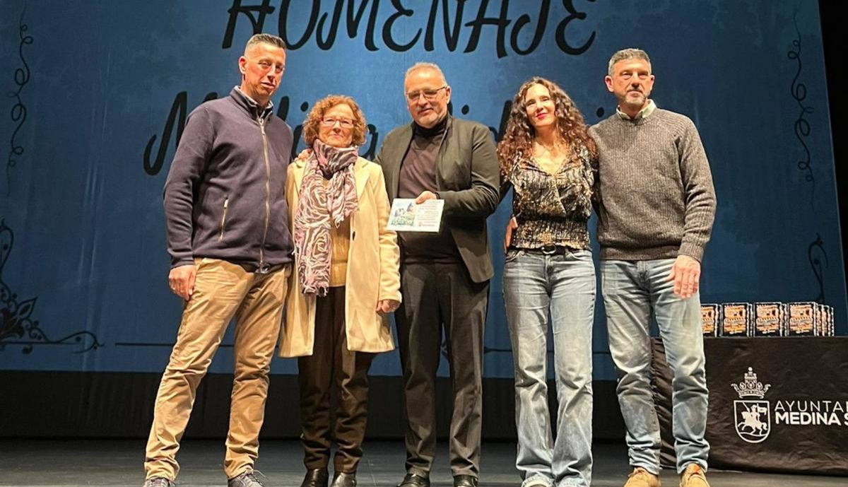 El teatro de Medina Sidonia acoge un emotivo homenaje.