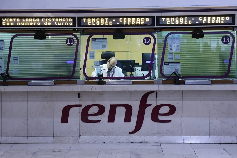 Suspendida la circulación de trenes entre dos municipios de Huelva por riesgo de desprendimientos. Una taquilla de venta de billetes de Renfe, en una imagen reciente. Suspendida la circulación de trenes entre dos municipios de Huelva por riesgo de desprendimientos. Una taquilla de venta de billetes de Renfe, en una imagen reciente.