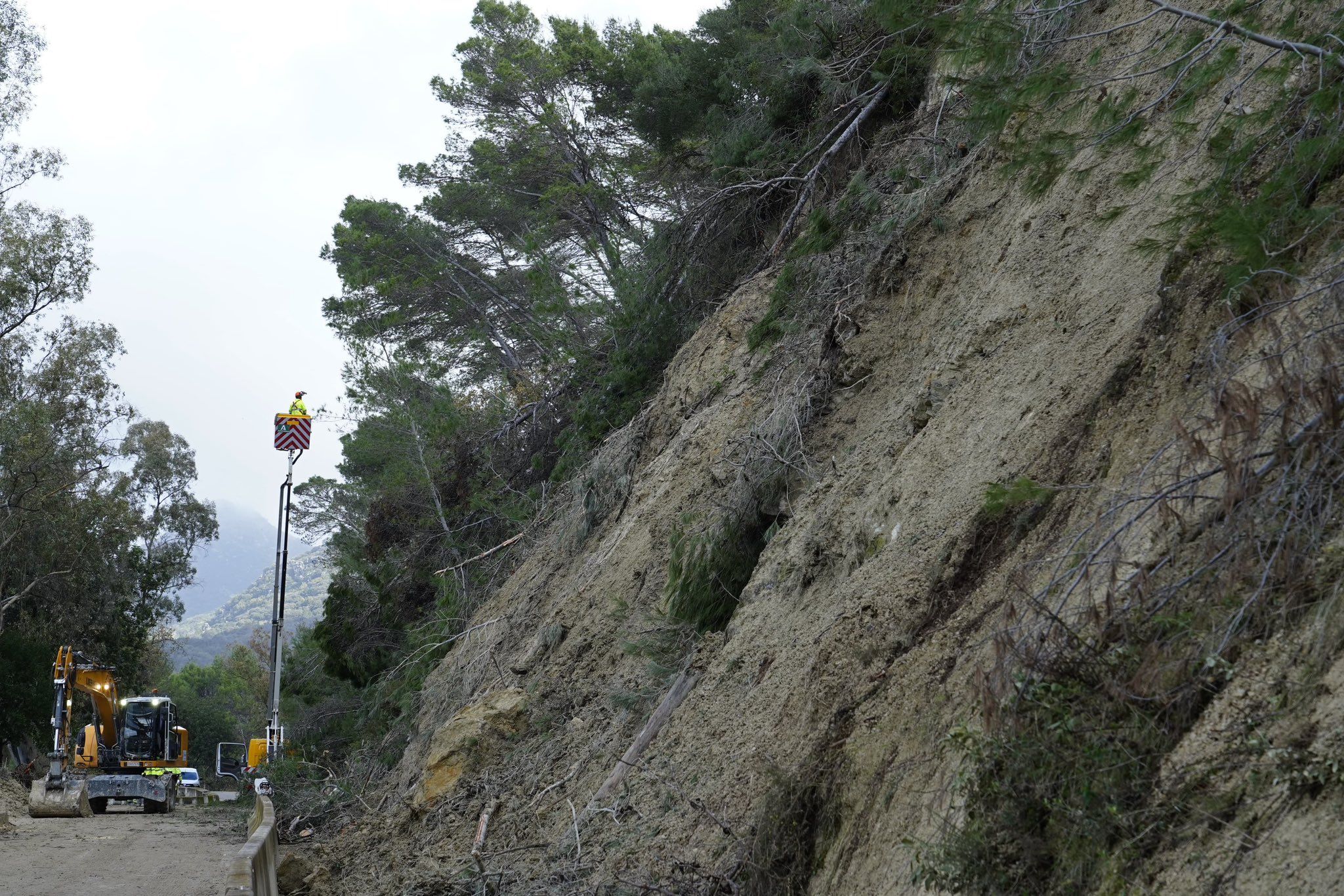 Trabajos en la carretera de Benamahoma