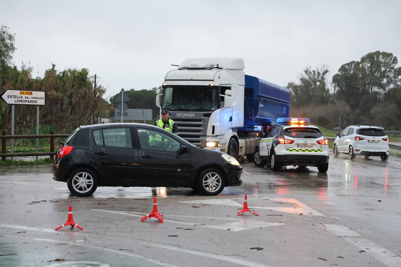 Tráfico regulado en el Jerez rural.