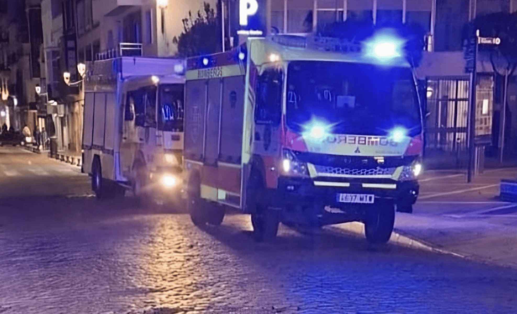 Los dos camiones de bomberos desplazados hasta el lugar del suceso. FOTO: CONSORCIO DE BOMBEROS DE LA PROVINCIA DE CÁDIZ Los dos camiones de bomberos desplazados hasta el lugar del suceso. FOTO: CONSORCIO DE BOMBEROS DE LA PROVINCIA DE CÁDIZ