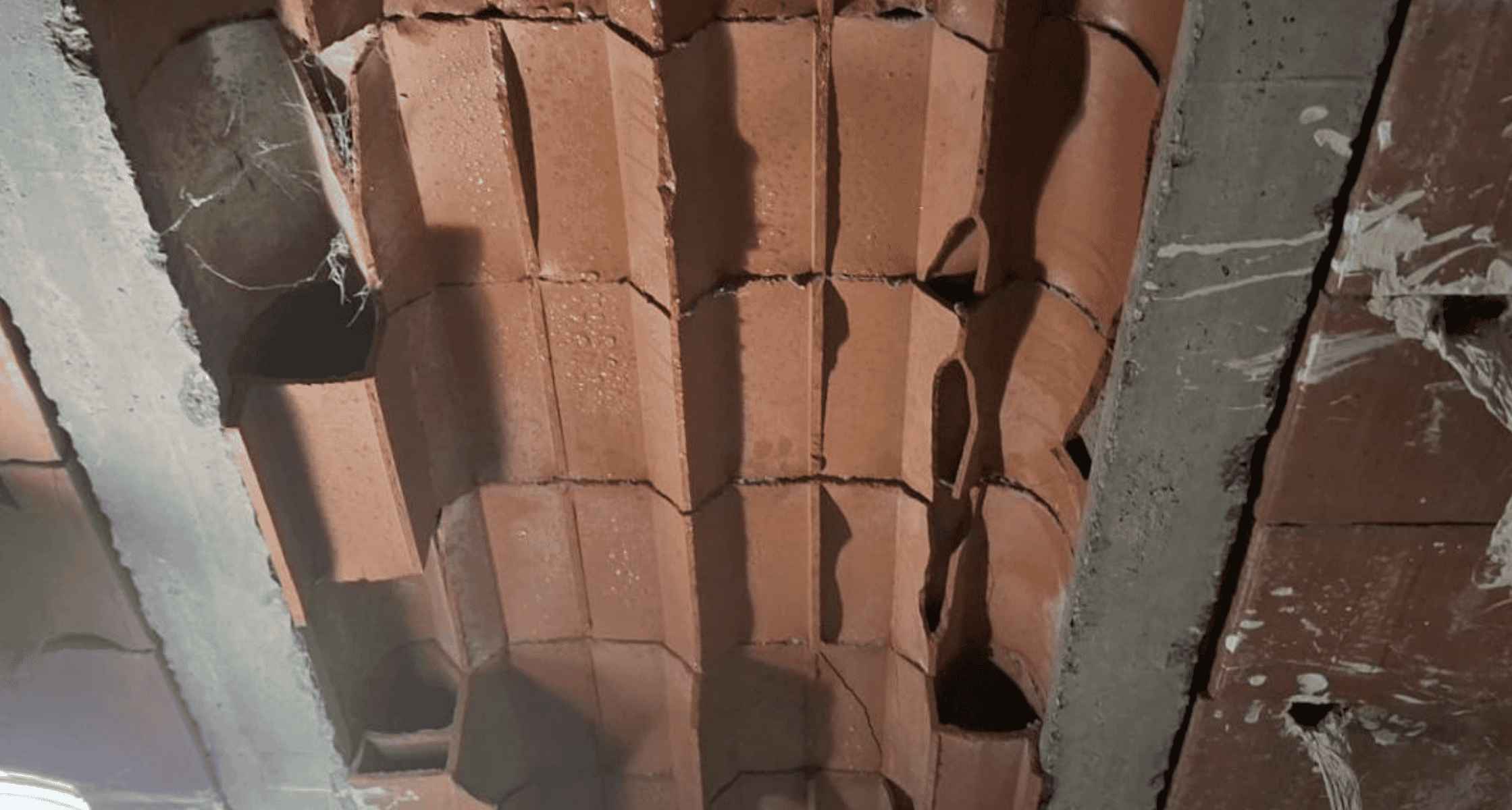 Estado del techo tras la caída de varias bovedillas y del revestimiento de escayola. Estado del techo tras la caída de varias bovedillas y del revestimiento de escayola.