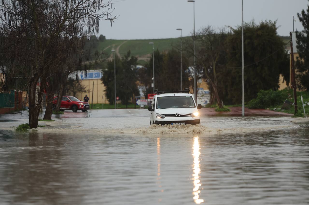 El temporal vuelve a poner en jaque varios puntos de Andalucía. El temporal vuelve a poner en jaque varios puntos de Andalucía.