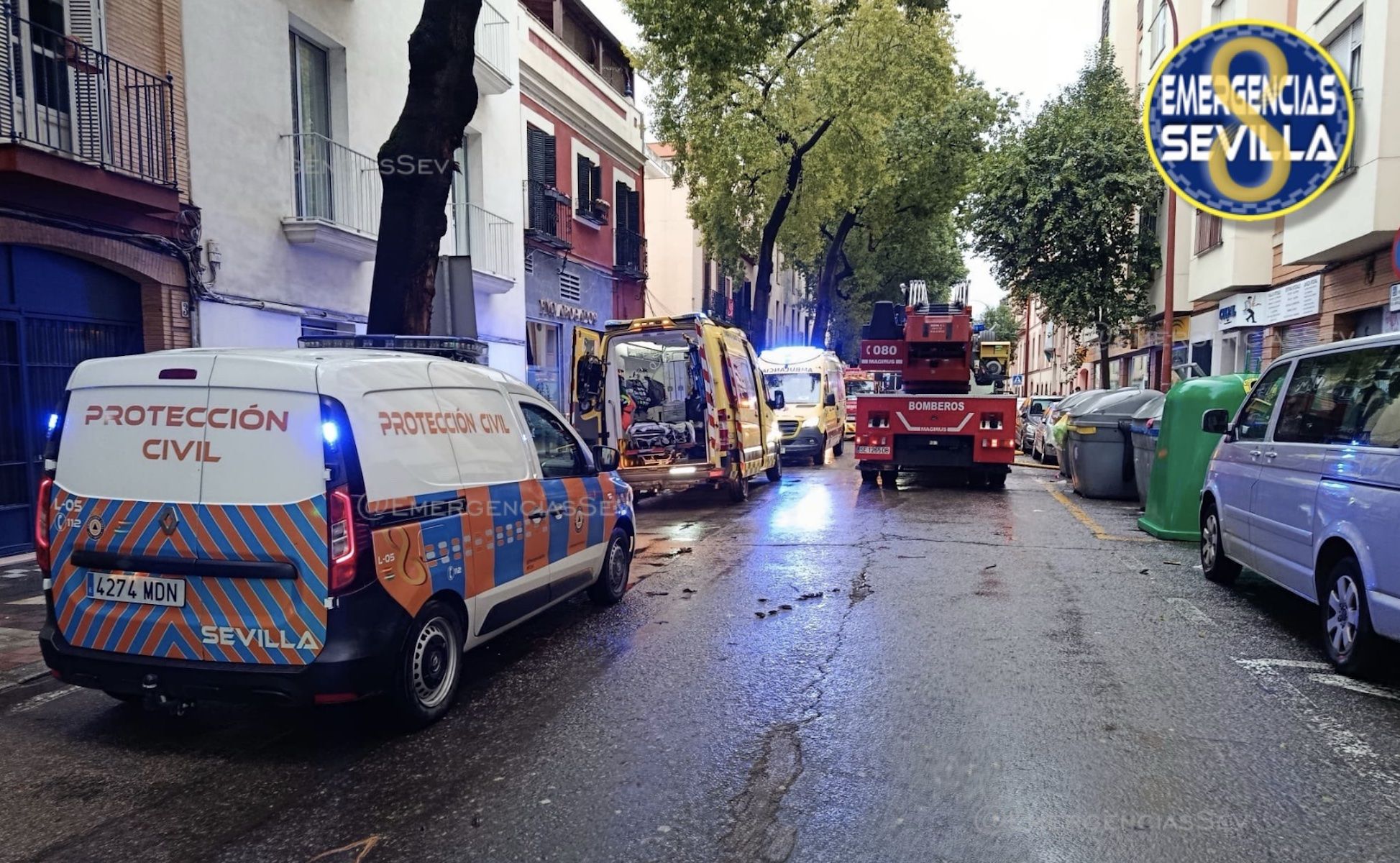 Los servicios de emergencias atienden un incendio en Pagés del Corro, en Sevilla.