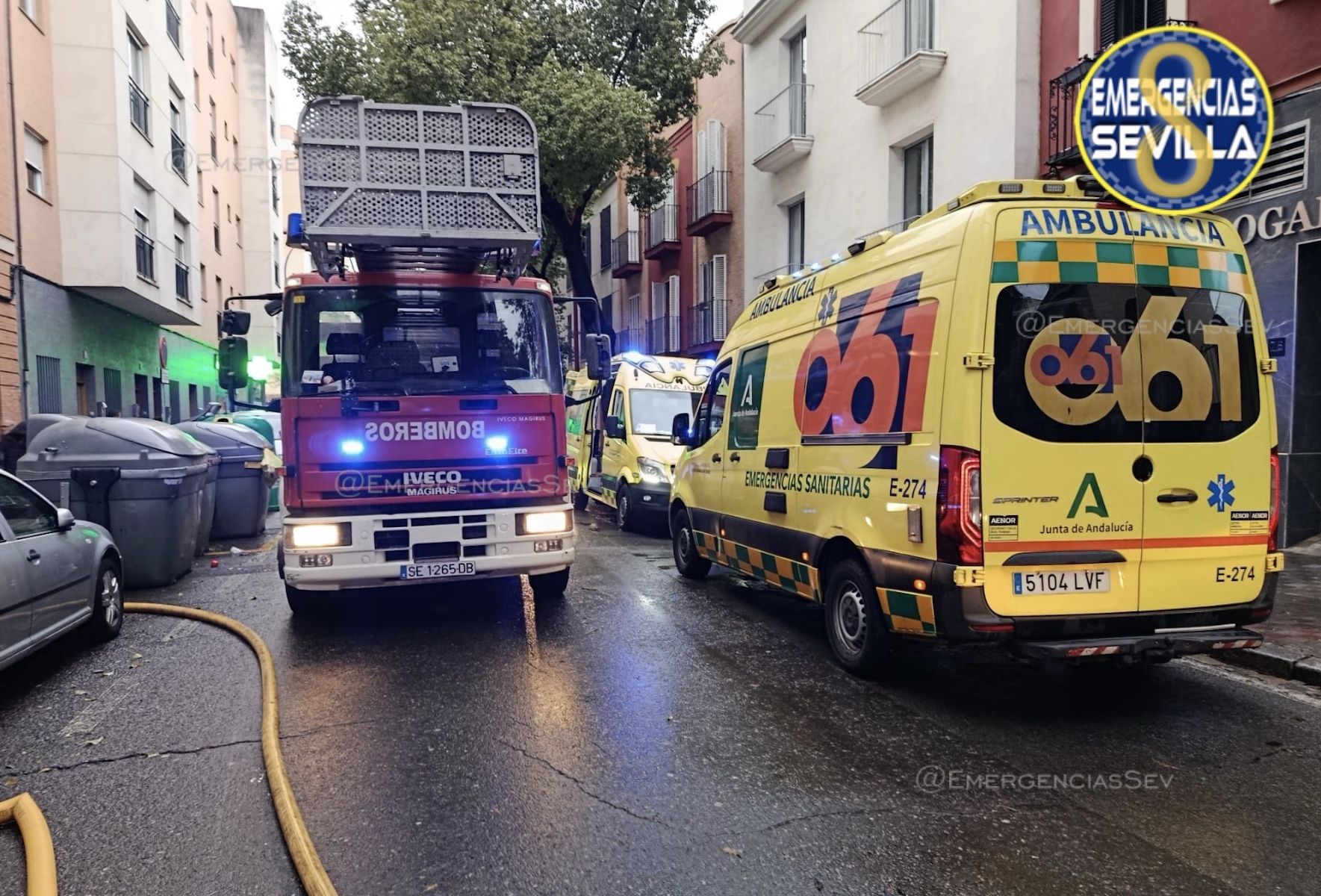 Camiones de Bomberos y ambulancias en Pagés del Corro, en Sevilla.