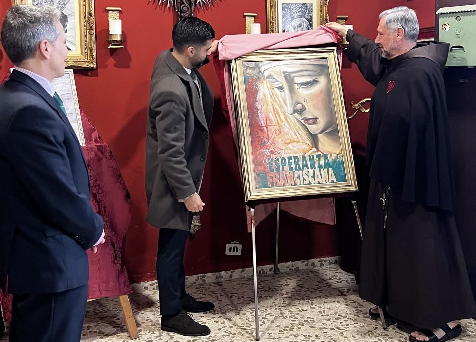 El autor del cartel descubriendo su obra en la casa de hermandad. El autor del cartel descubriendo su obra en la casa de hermandad.