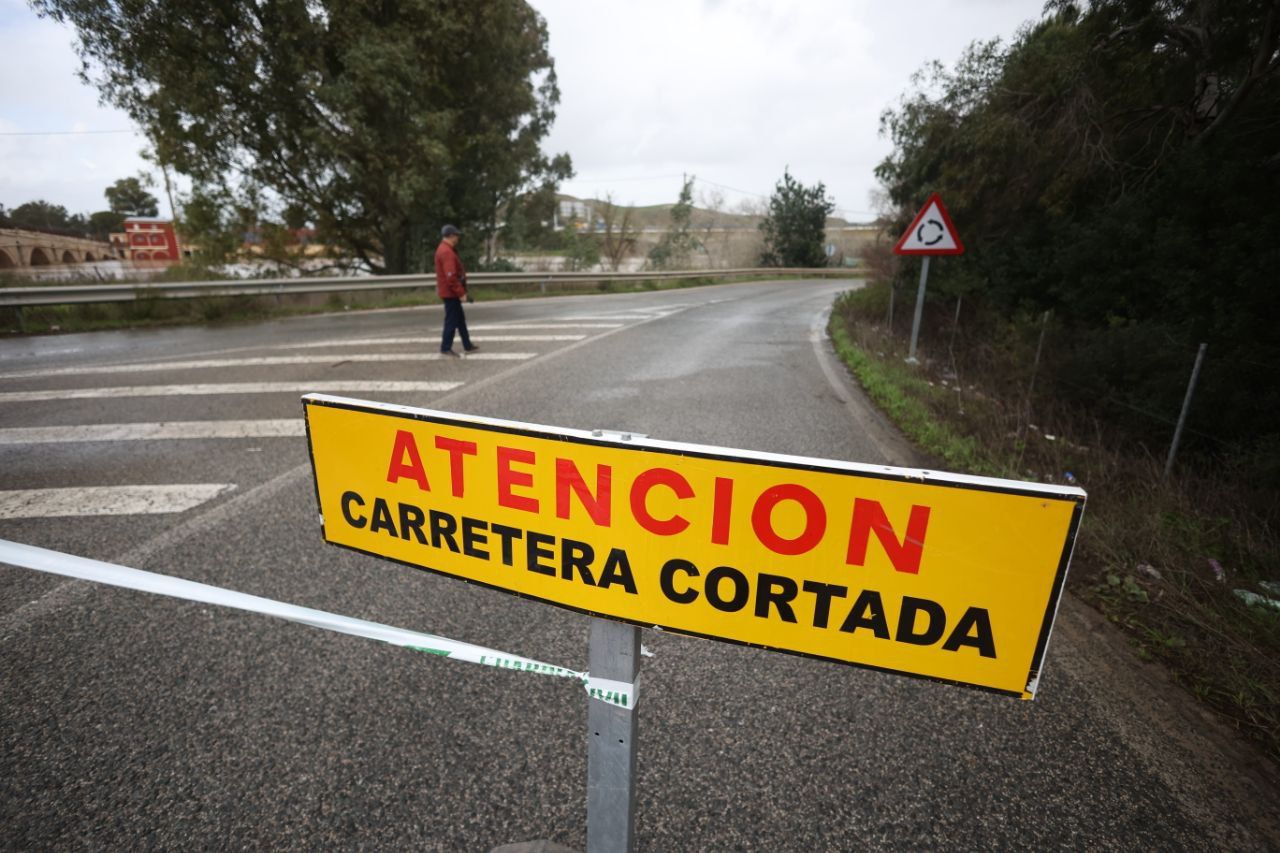 Una carretera cortada en el entorno de La Cartuja.