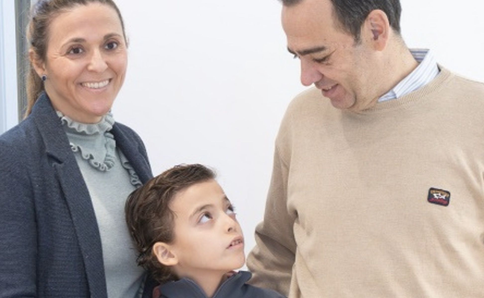 Manuel, el pequeño sevillano con síndrome de Dravet, junto a su familia.