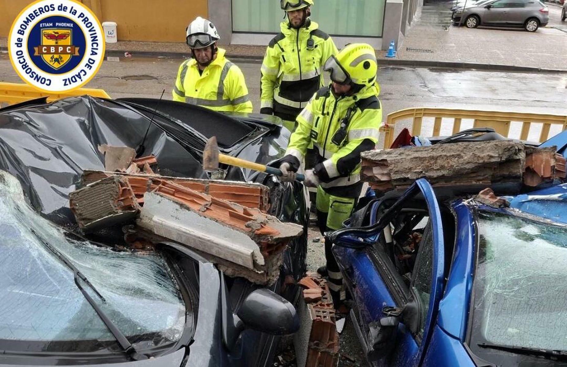 Los restos del balcón, sobre dos coches. Los restos del balcón, sobre dos coches.