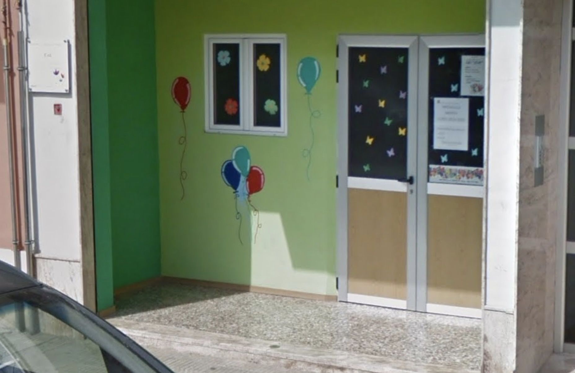 Entrada de la guardería donde ha sido detenida su directora por presuntamente golpear, vejar y encerrar sin vigilancia a bebés, en una imagen de Google Maps. Entrada de la guardería donde ha sido detenida su directora por presuntamente golpear, vejar y encerrar sin vigilancia a bebés, en una imagen de Google Maps.