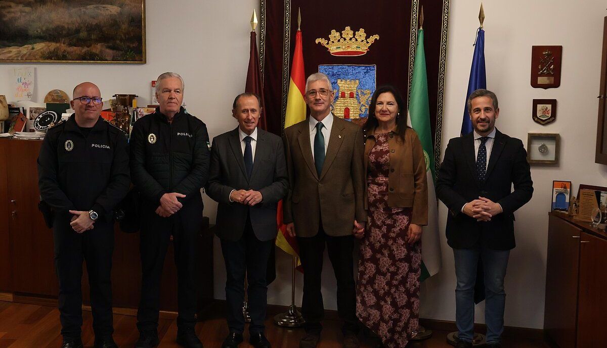 Homenaje al inspector Juan José López Luna por su jubilación, en el Ayuntamiento de Chiclana.