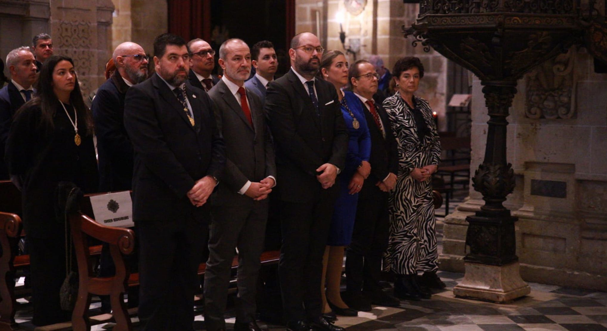 Junta de gobierno y representación municipal en la misa por el 75 aniversario de la bendición.