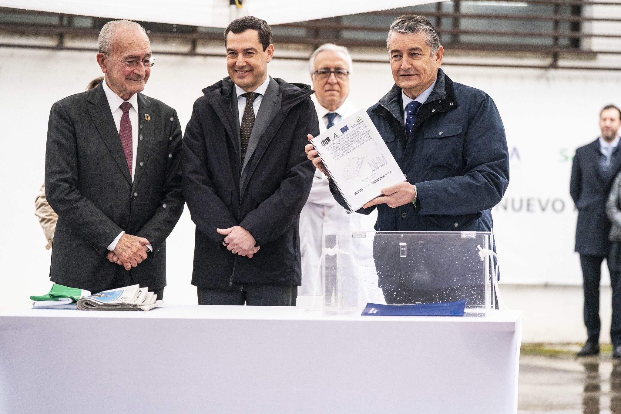 La colocación de la primera piedra.