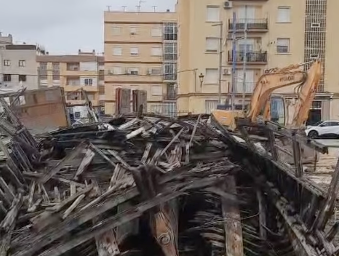 Trabajos de retirada de los restos del Vaporcito en El Puerto.