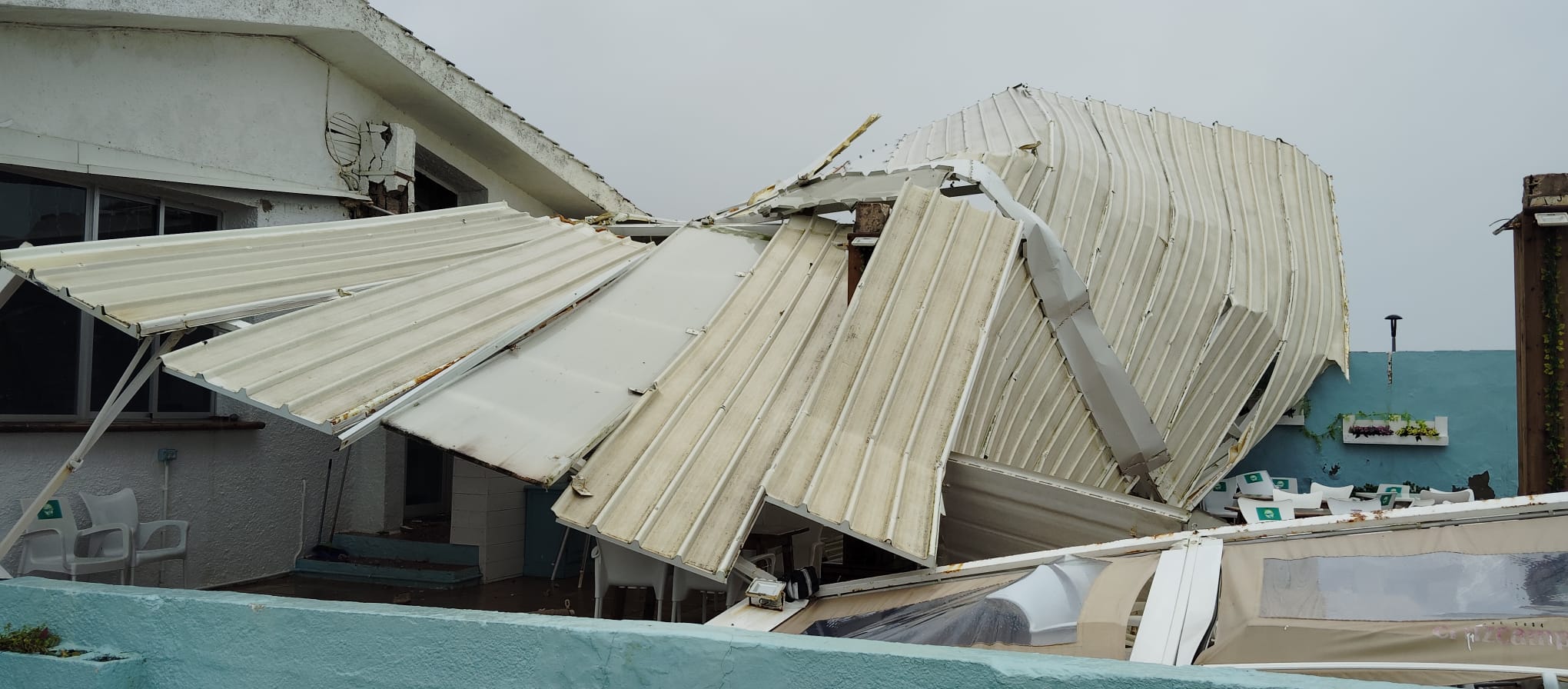 El techo del club social de Los Caños de Meca, derribado por el temporal de viento.