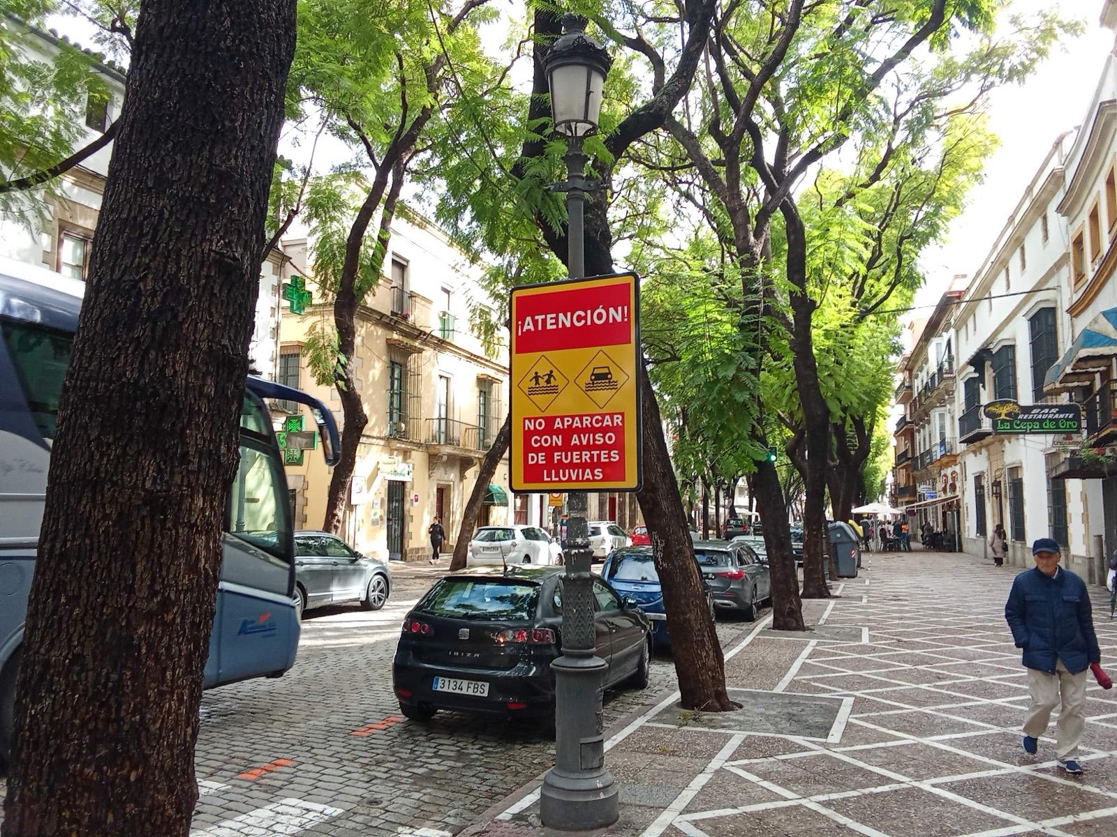 Carteles en calle Porvera, que se suele inundar cuando llueve. Carteles en calle Porvera, que se suele inundar cuando llueve.