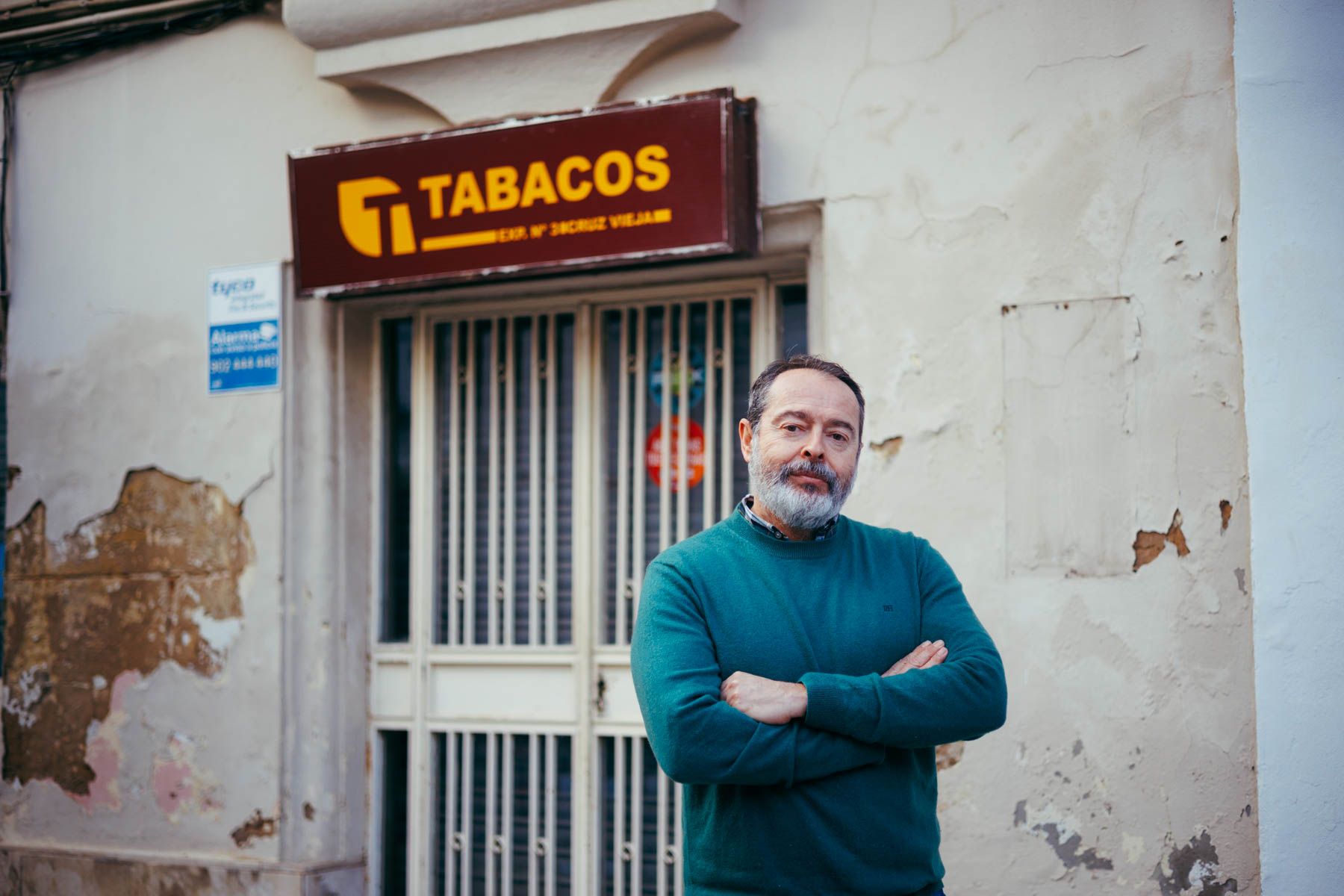 Pedro Salamanca, posando delante de la fachada del estanco que acaba de cerrar.