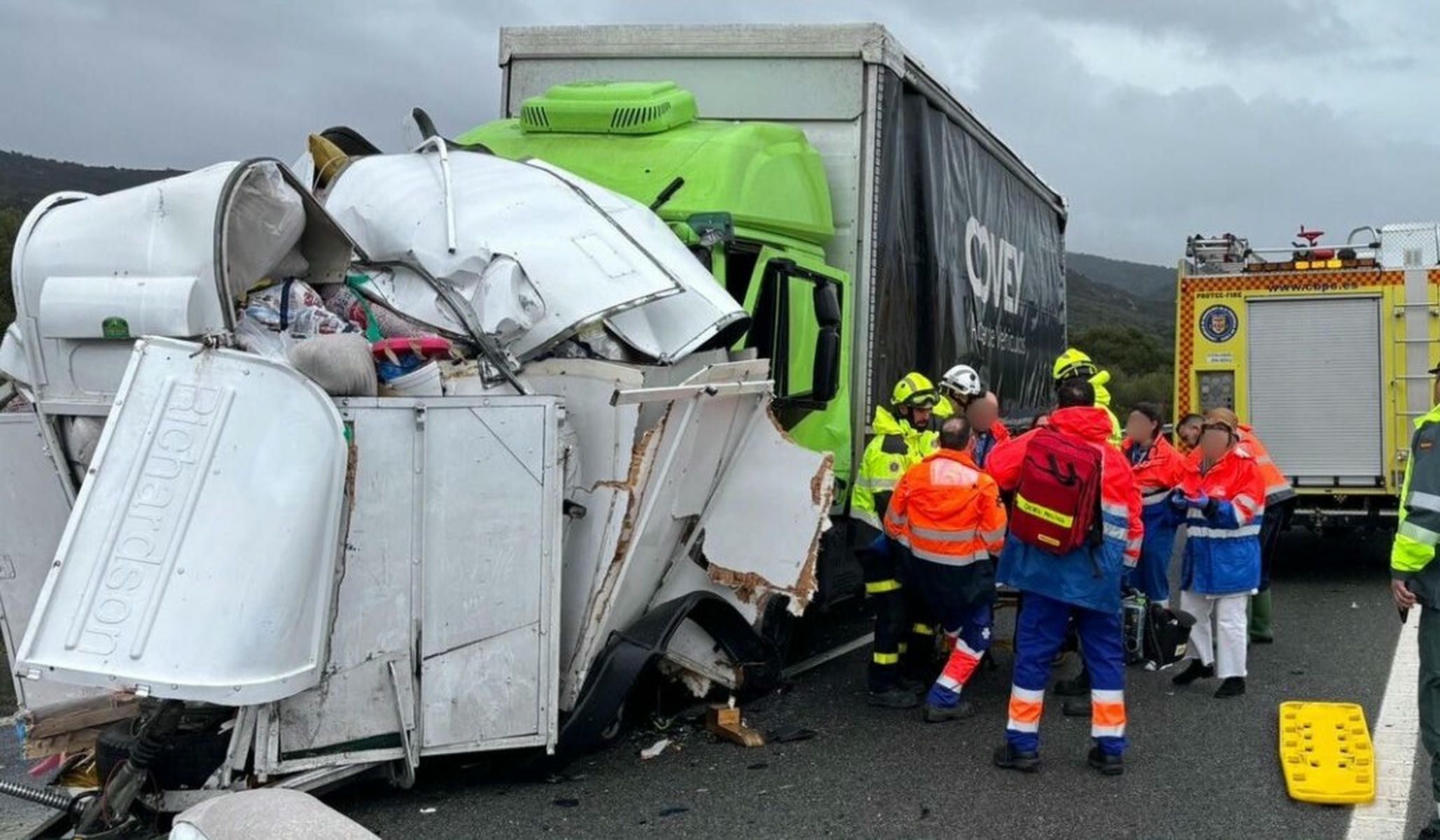 El accidente ocurrido en la Jerez Los Barrios, en una imagen facilitada por Bomberos.