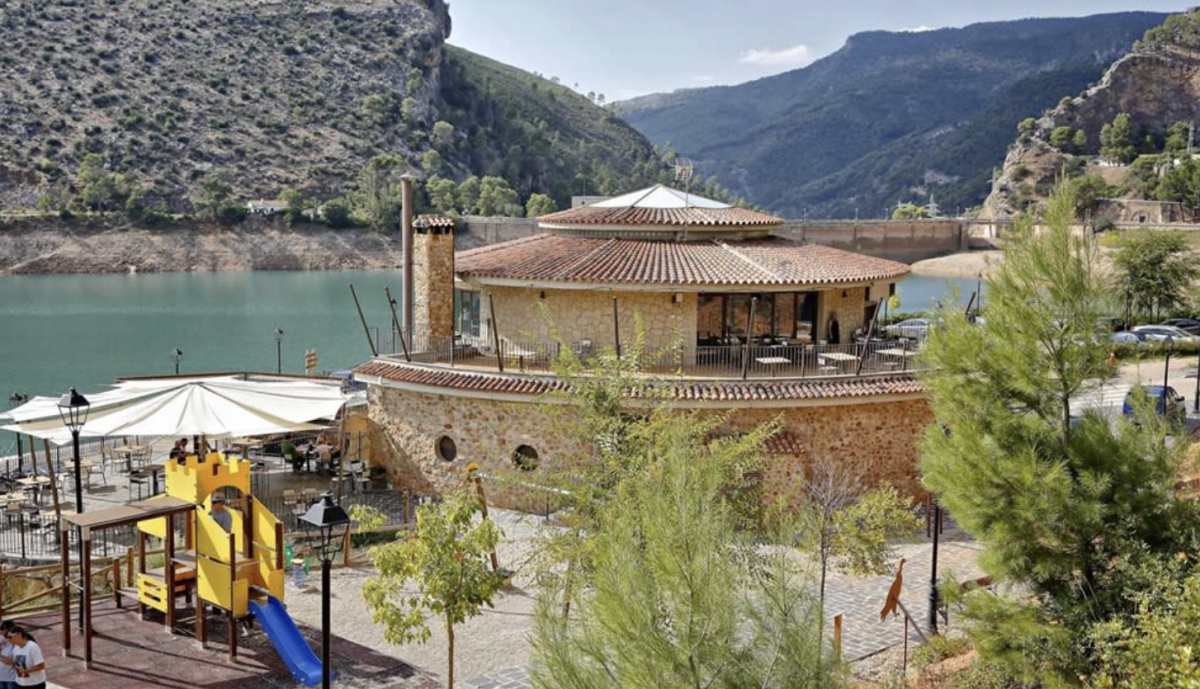 Exteriros de El Tranco, donde degustar cordero segureño.