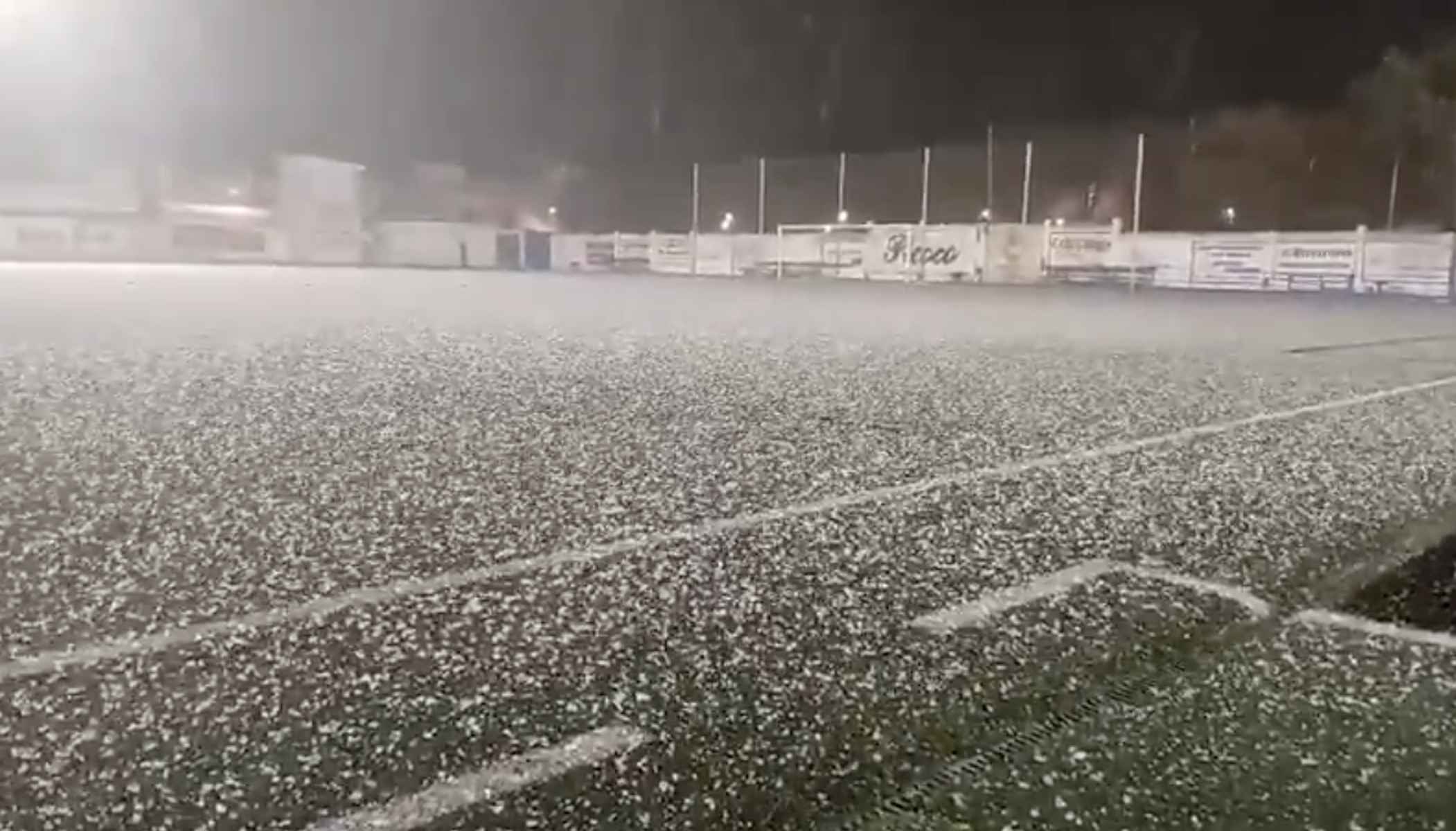 Estado del campo municipal de Chipiona tras la granizada.