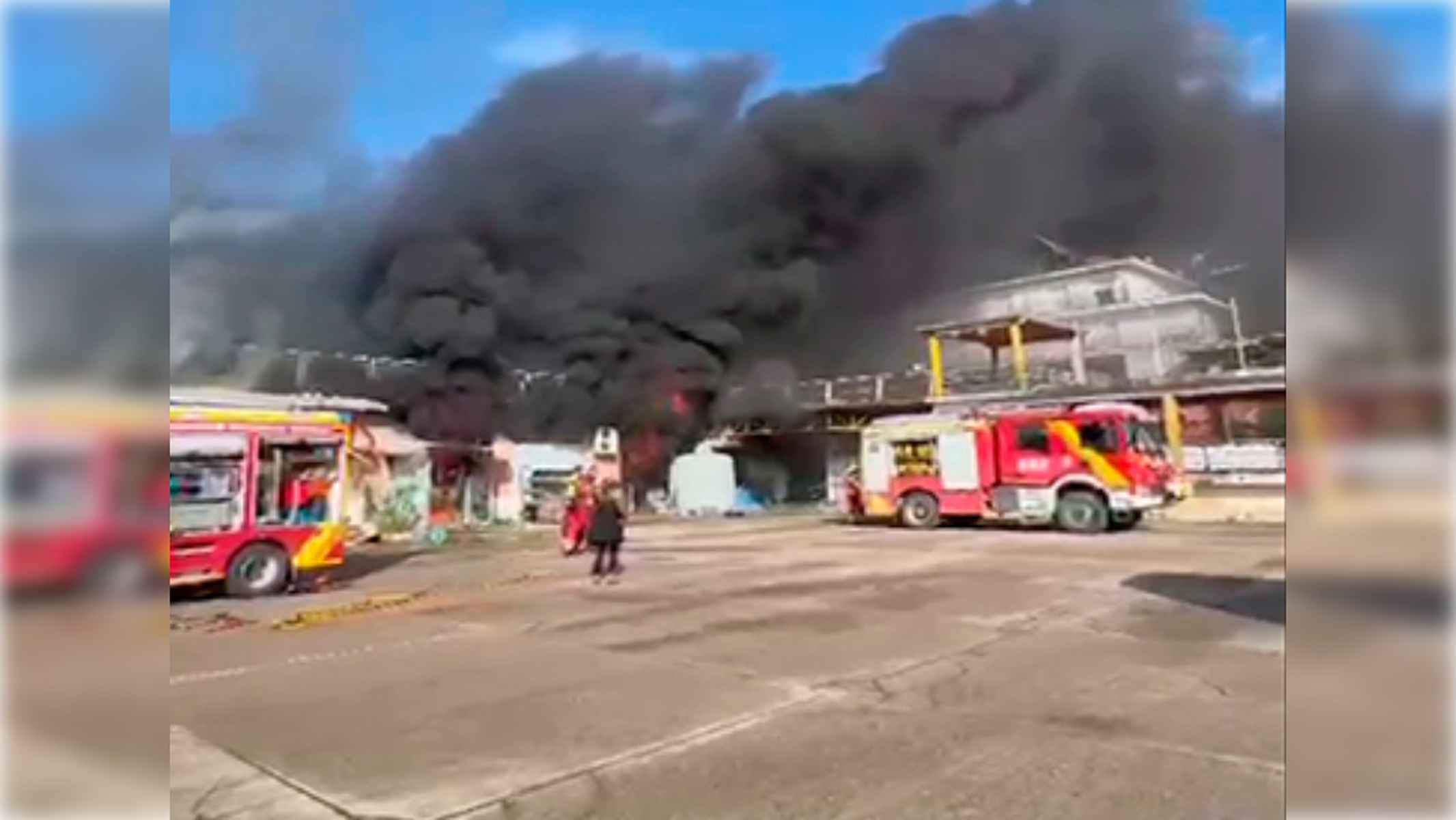 Enorme humareda provocada por el incendio en Cantillana.