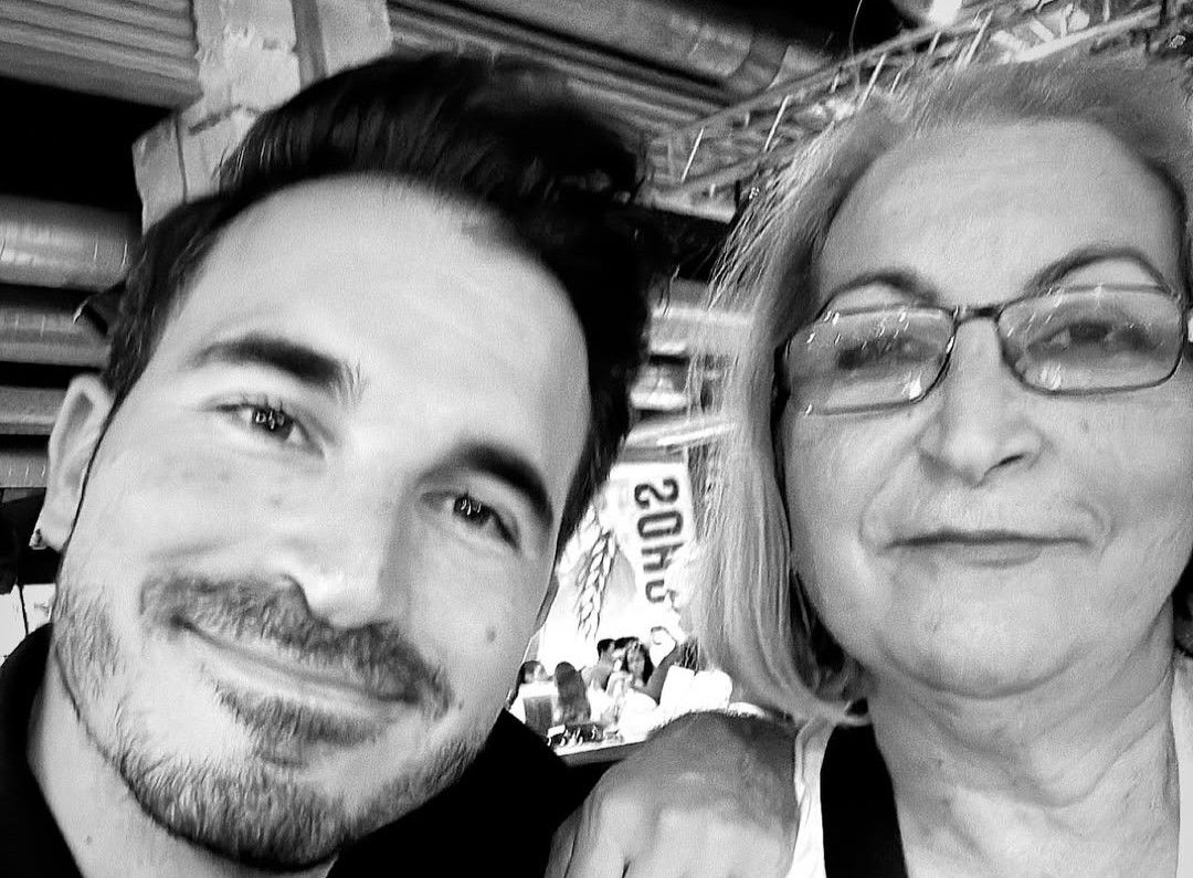 Javier Castillo con su madre. Javier Castillo con su madre.