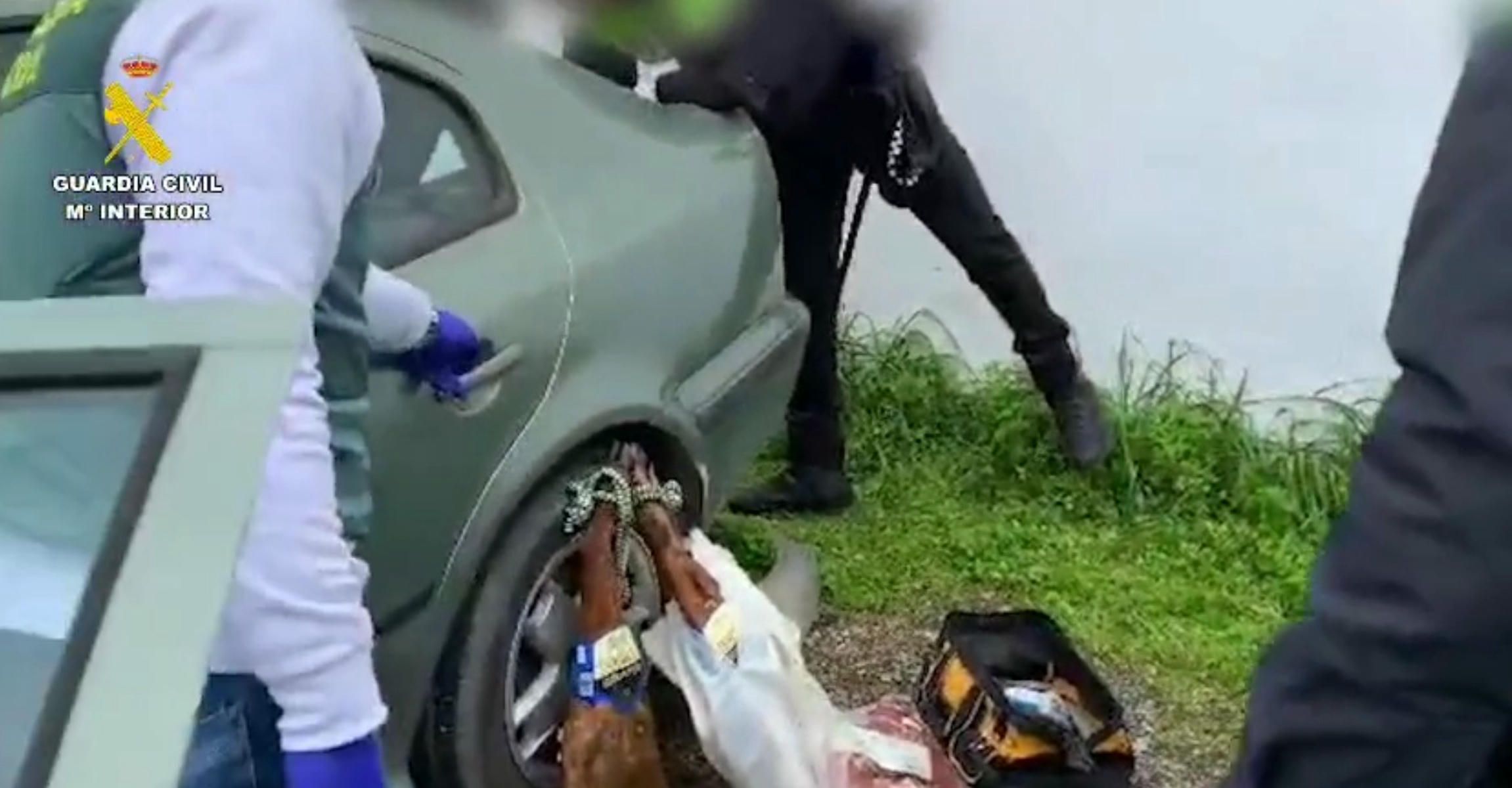 Los jamones robados y recuperados por la Guardia Civil. Los jamones robados y recuperados por la Guardia Civil.