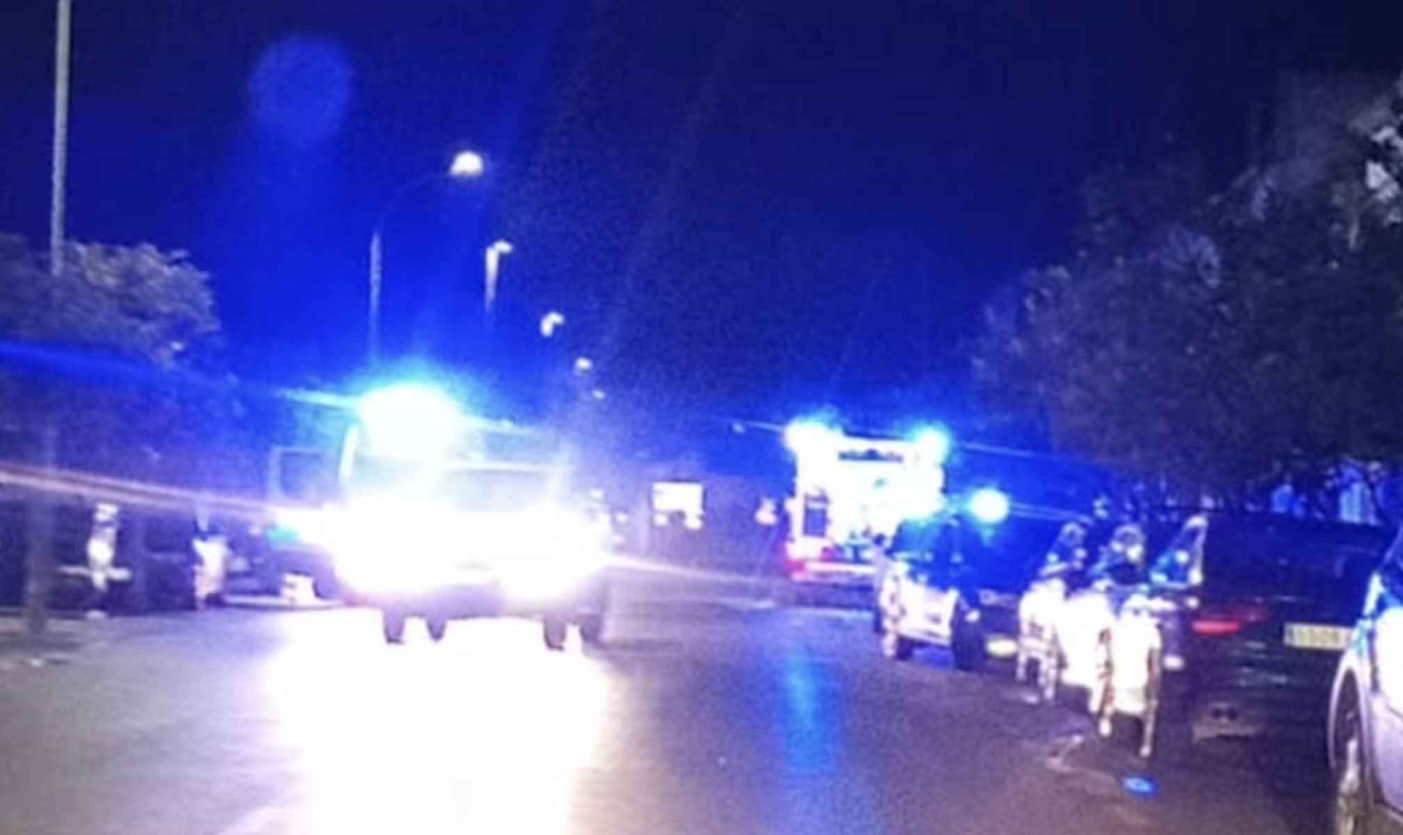 Imagen de los equipos de emergencia en las proximidades de la vivienda incendiada.