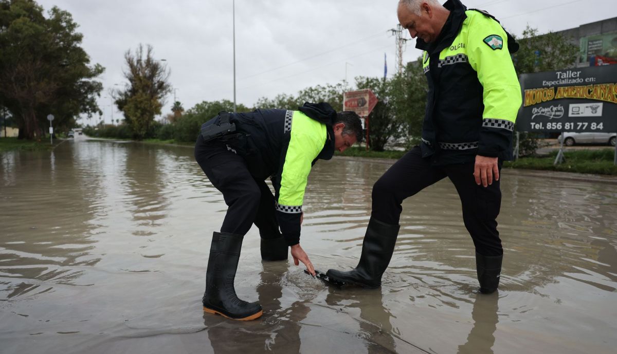 Miembros de la Policía Local de Jerez actuando ante la inundación en el Polígono El Portal