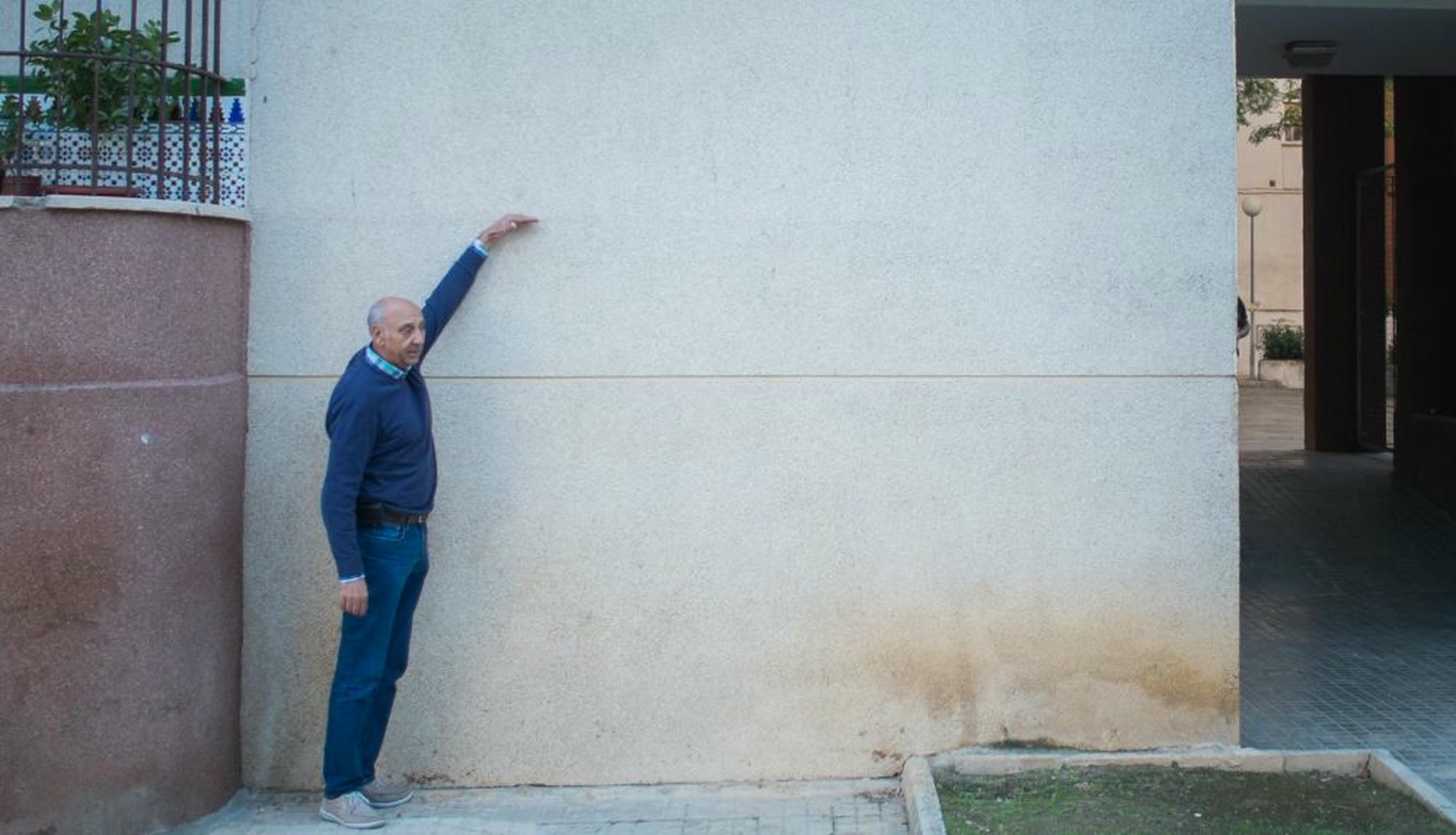 El nivel al que llegó el agua en la barriada Zafer.