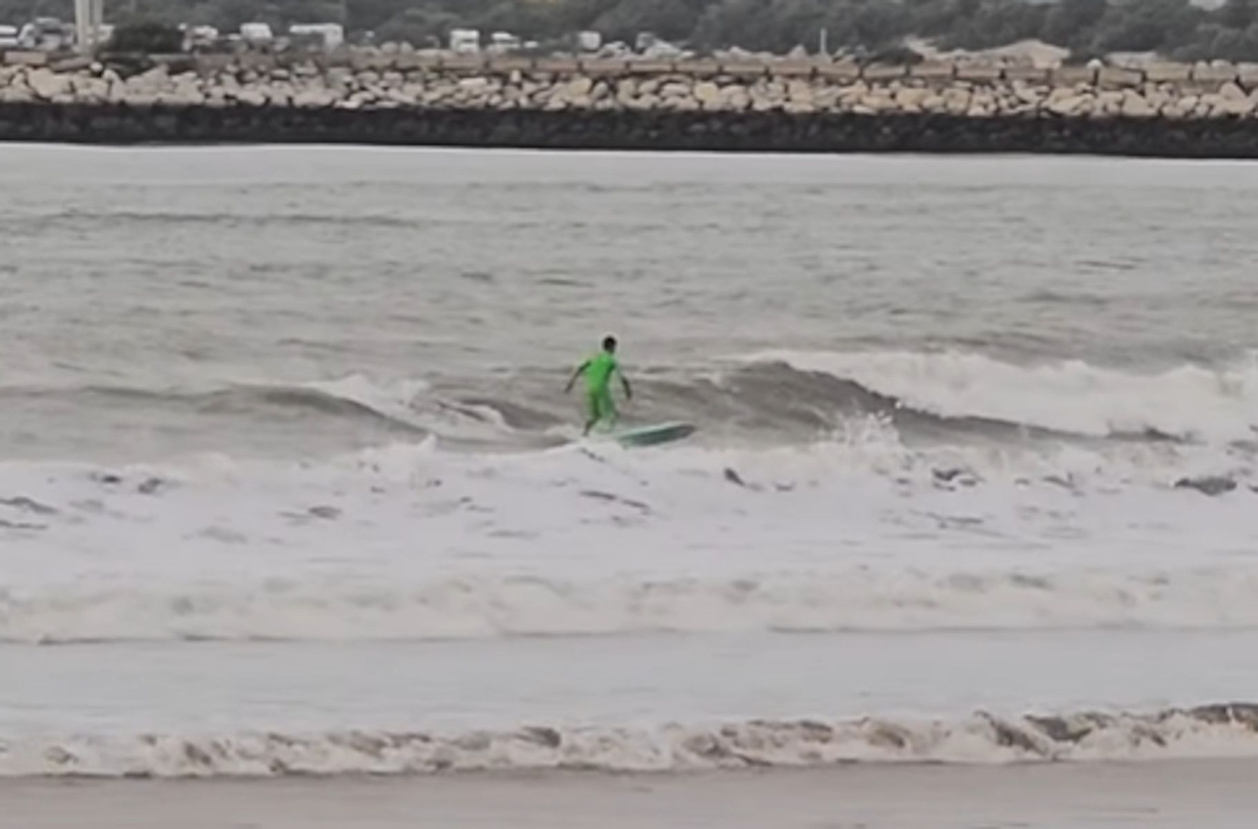 Surfista sobre la ola de 25 segundos en Valdelagrana.