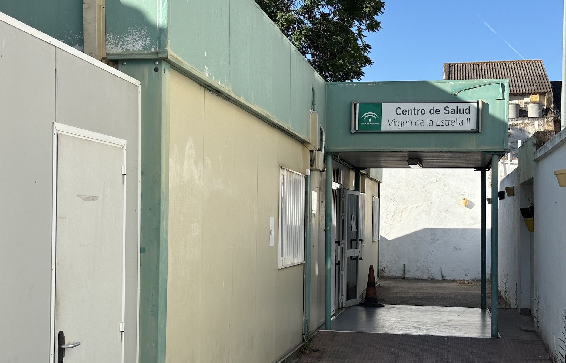 Módulos prefabricados que hacen la función del Centro de Salud Virgen de la Estrella II, en Coria del Río.