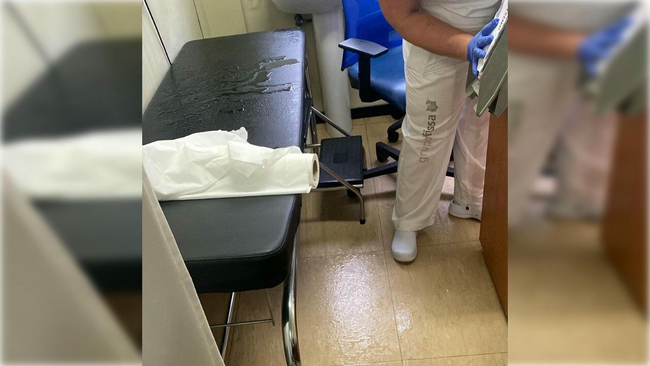 Filtraciones de agua en el Centro de Salud Virgen de la Estrella II, en Coria del Río.