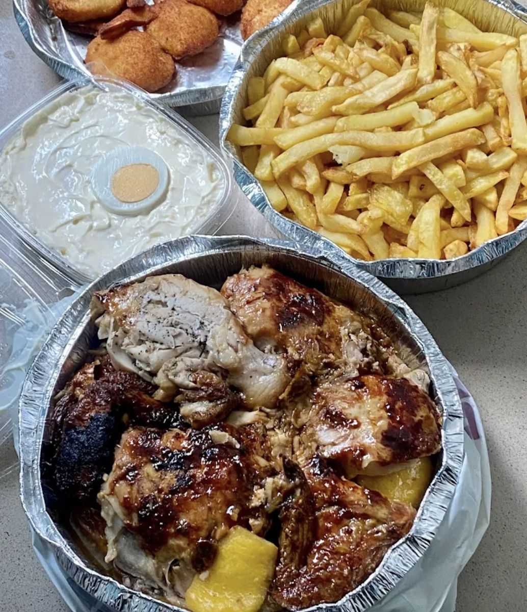 Pollo asado y frituras del Asador El Pelirón en Jerez.