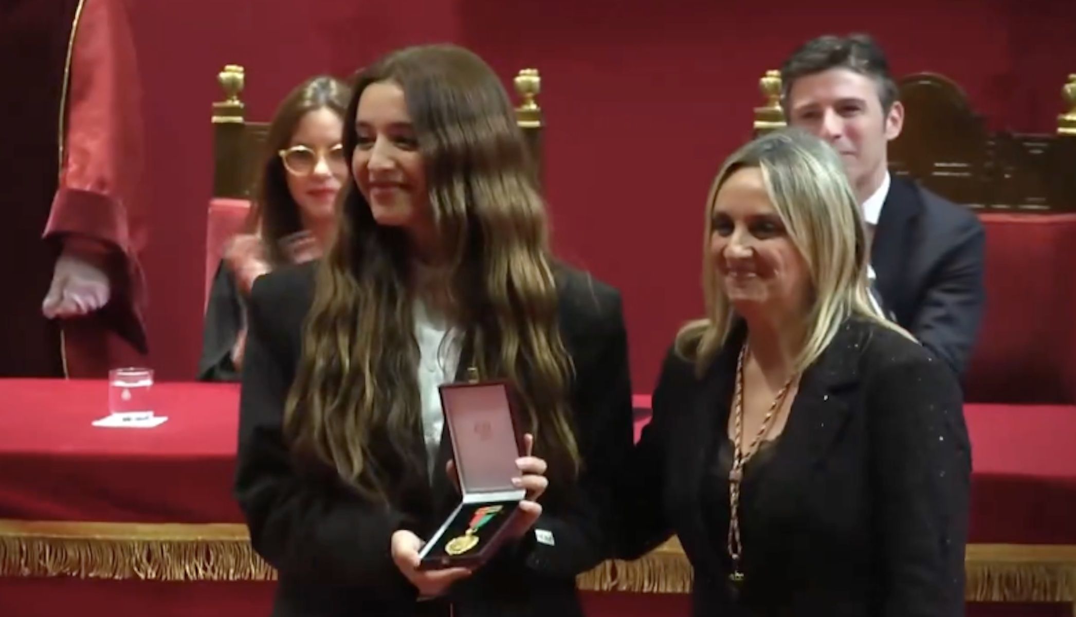 Lola Índigo recoge la Medalla de Oro al Mérito de Granada. Lola Índigo recoge la Medalla de Oro al Mérito de Granada.