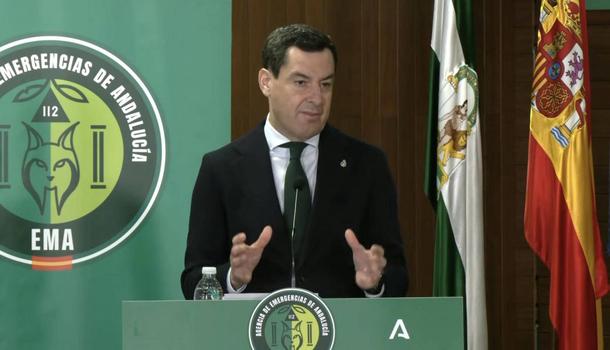 El presidente de la Junta, Juanma Moreno, anunciando la suspensión de clases.