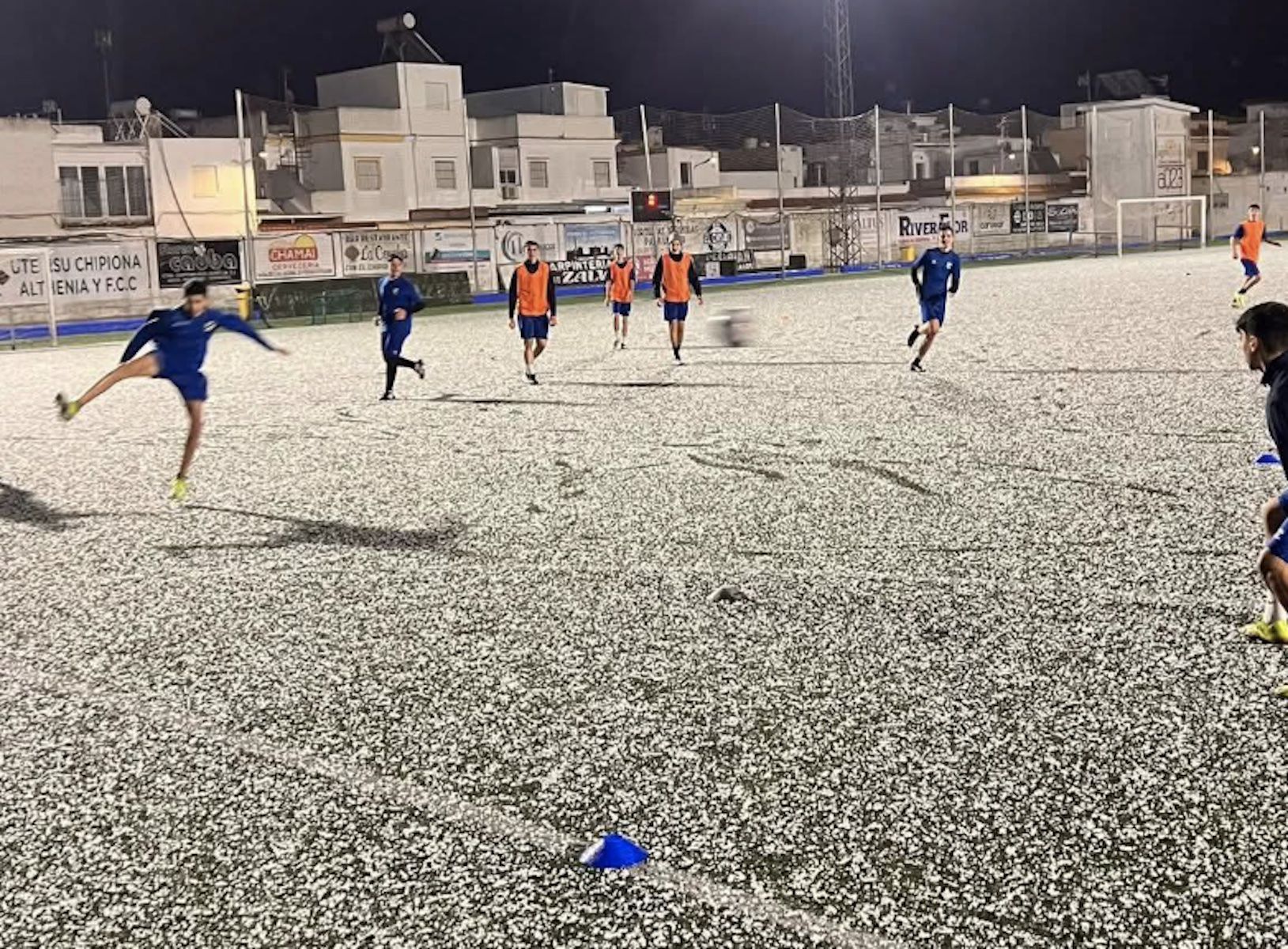 El campo de fútbol municipal tras la granizada de Chipiona.
