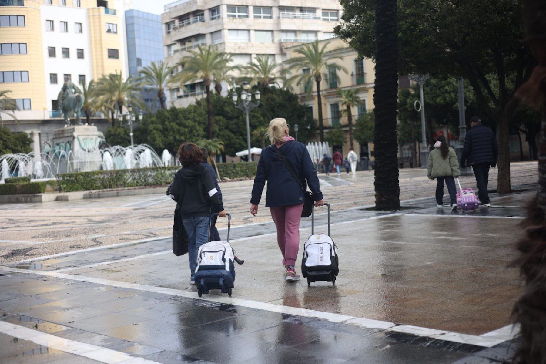 Familiares recogen a los niños de los colegios tras el anuncio de la suspensión de las clases por el temporal.