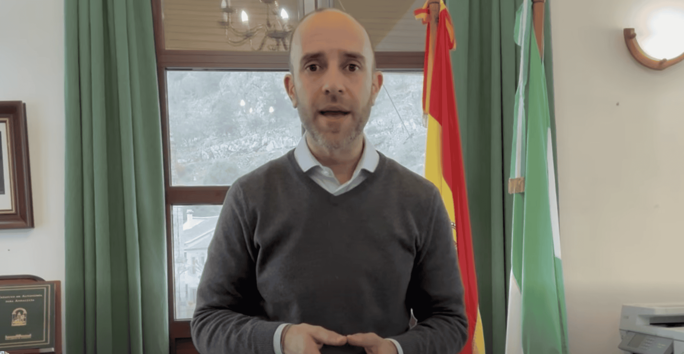 Carlos Javier García, alcalde Grazalema, alertando a la población ante la llegada de la borrasca 'Leonardo'.