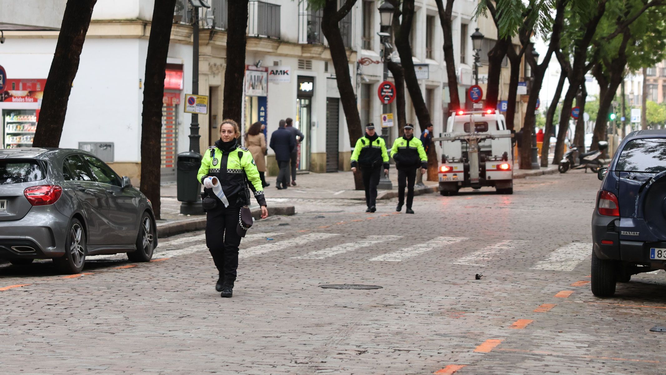 La Policía Local, en calle Porvera, en la tarde de este martes. La Policía Local, en calle Porvera, en la tarde de este martes.